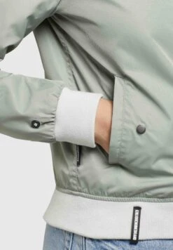 Khujo Stence - Chaquetas Bomber - Blassgrün 15 Khujo Stence - Chaquetas Bomber - Blassgrün -Tienda Ropa Moderna 40761d5b7ec64c71ad2d661f00e46746